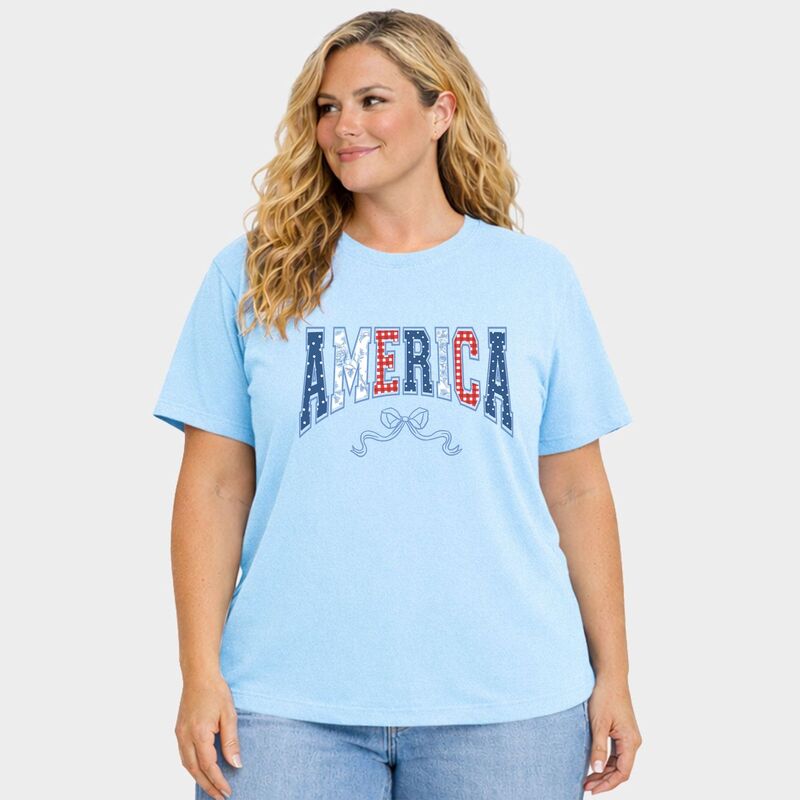 Simply Sage Market レディース トップス Tシャツ プラスサイズ グラフィック Simply Sage Market Coquette Americarched - Women's Plusized Garment Dyed Graphic T-Shirt Chambray|ReVida 店