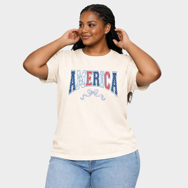 Simply Sage Market レディース トップス Tシャツ プラスサイズ グラフィック Simply Sage Market Coquette Americarched - Women's Plusized Garment Dyed Graphic T-Shirt Ivory アイボリー|ReVida 店
