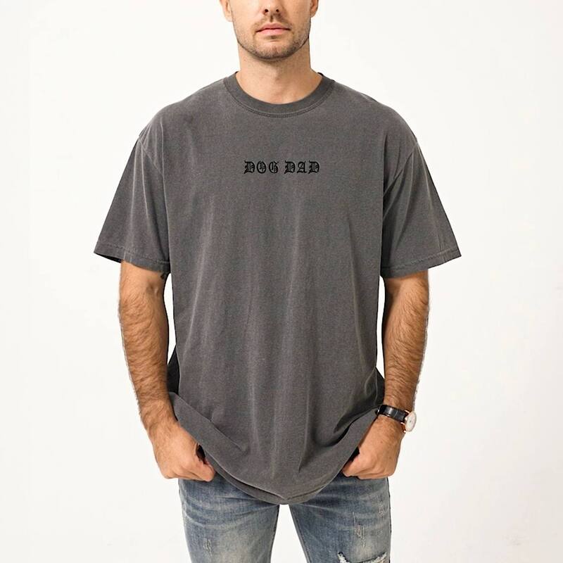 Simply Sage Market メンズ トップス Tシャツ プリント グラフィック Simply Sage Market Dog Dad Gothic Puff Print - Men's Garment Dyed Graphic T-Shirt Pepper｜ReVida 店 8,345円