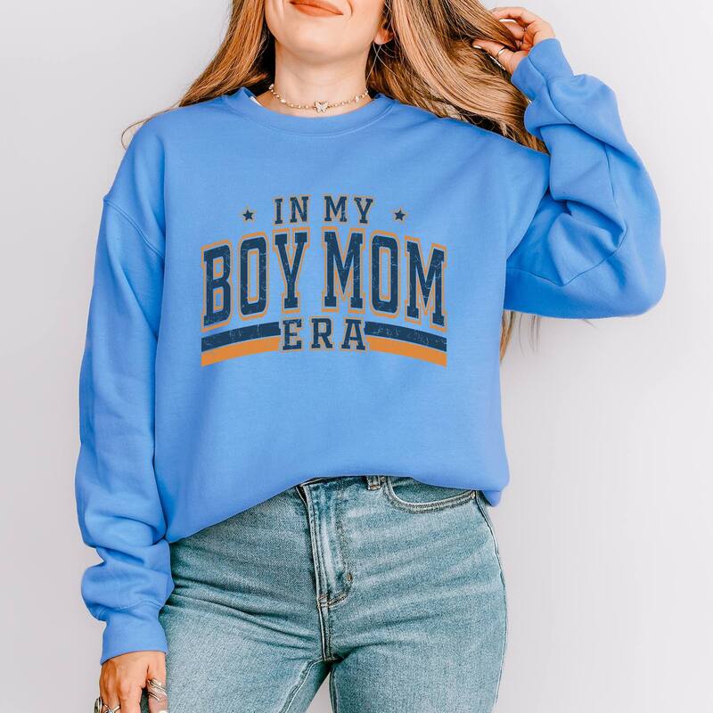 Simply Sage Market レディース トップス Tシャツ スウェット Simply Sage Market Boy Mom Era Varsity Sweatshirt Carolina セージ