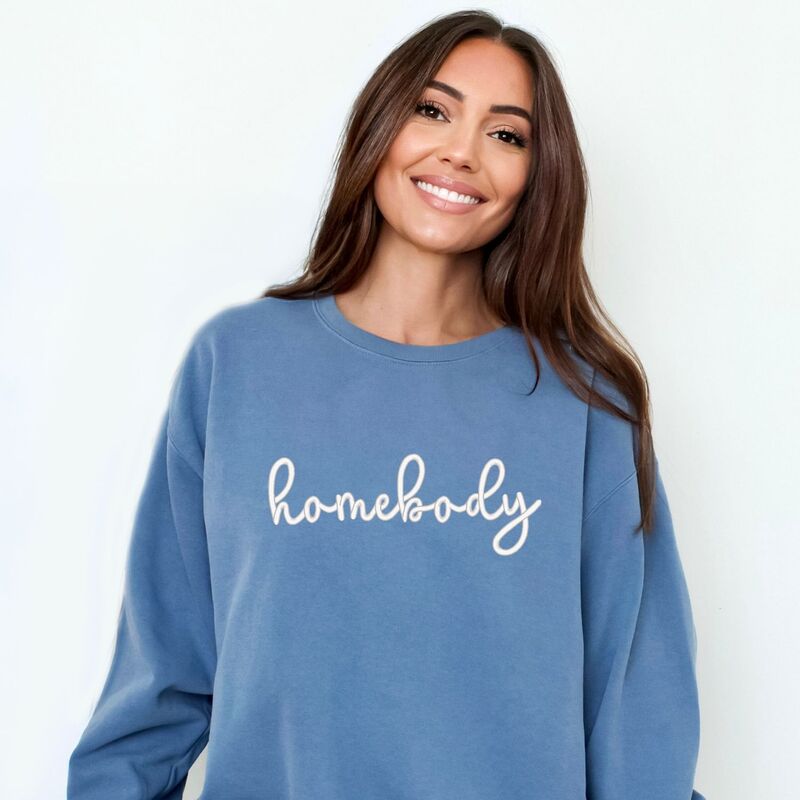 Simply Sage Market レディース トップス Tシャツ スウェット 刺繍 Simply Sage Market Embroidered Homebody Cursive Garment Dyed Sweatshirt Blue Jean ブルー