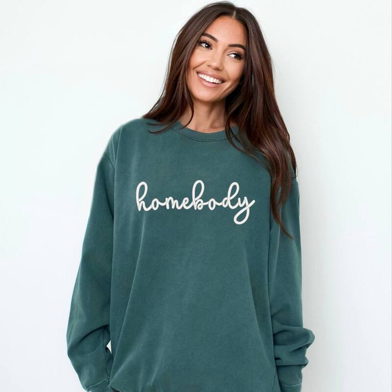Simply Sage Market レディース トップス Tシャツ スウェット 刺繍 Simply Sage Market Embroidered Homebody Cursive Garment Dyed Sweatshirt Blue Spruce ブルー