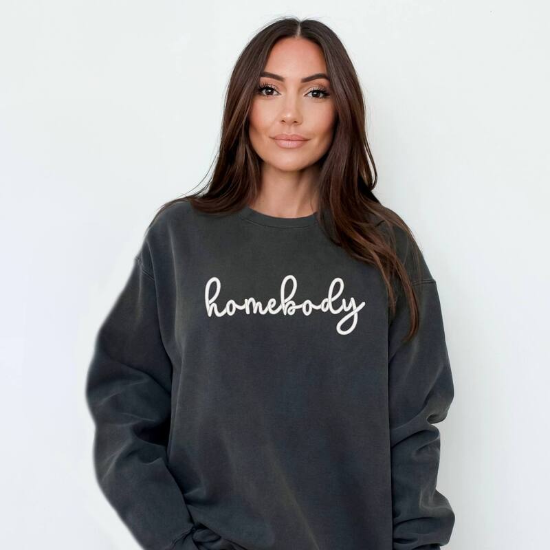 Simply Sage Market レディース トップス Tシャツ スウェット 刺繍 Simply Sage Market Embroidered Homebody Cursive Garment Dyed Sweatshirt Pepper セージ