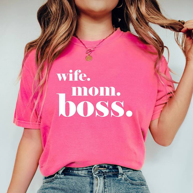 Simply Sage Market レディース トップス ティーシャツ Simply Sage Market Wife Mom Boss Typewriter Garment Dyed Tee Crunchberry サルヴィア Tシャツ・カットソー-レディースファッション