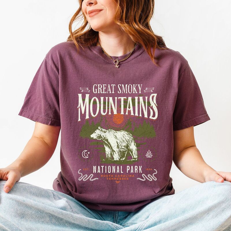Simply Sage Market レディース トップス ティーシャツ Simply Sage Market Great Smokey Mountains National Park Bear Garment Dyed Tee Berry サルヴィア トップス-Tシャツ・カットソー-レディースファッション
