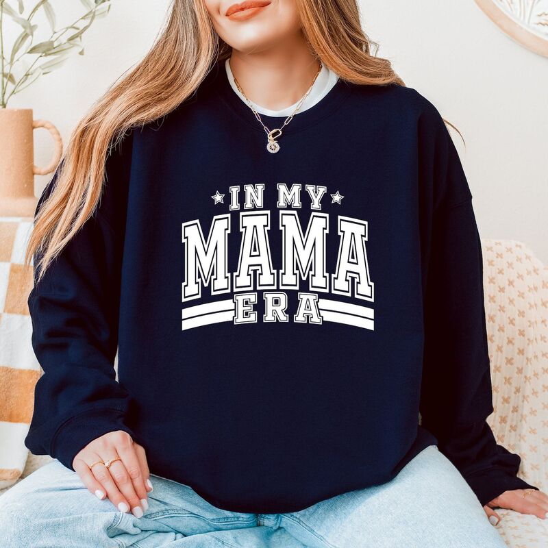 Simply Sage Market レディース トップス Tシャツ スウェット Simply Sage Market In My Mama Era Varsity Sweatshirtrue Navy ネイビー