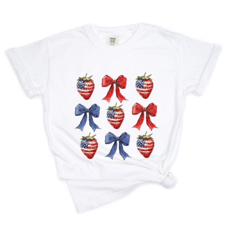 Simply Sage Market レディース トップス ティーシャツ Simply Sage Market Coquette Bows And USA Strawberries Garment Dyed Tee White 白いこと Tシャツ・カットソー-トップス