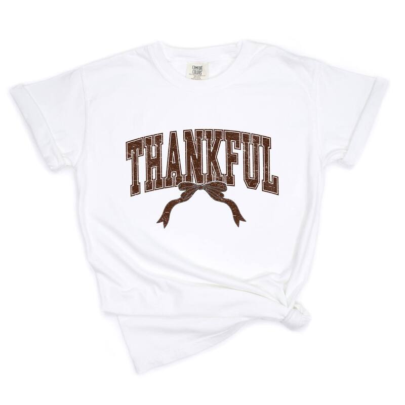 Simply Sage Market レディース トップス ティーシャツ Simply Sage Market Varsity Thankful Coquette - Womens Garment Dyed Tee White 白いこと トップス-レディースファッション