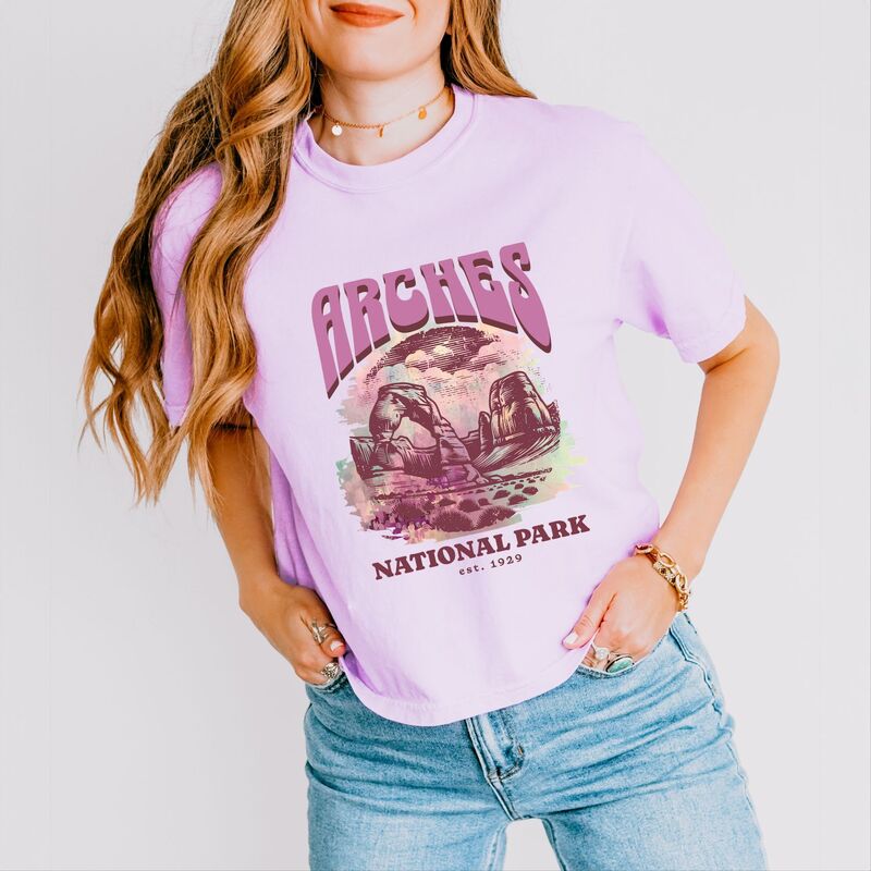 Simply Sage Market レディース トップス ティーシャツ Simply Sage Market Arches National Park EST. 1929 Boxy Crop Top Orchid サルヴィア Tシャツ・カットソー-トップス-レディースファッション