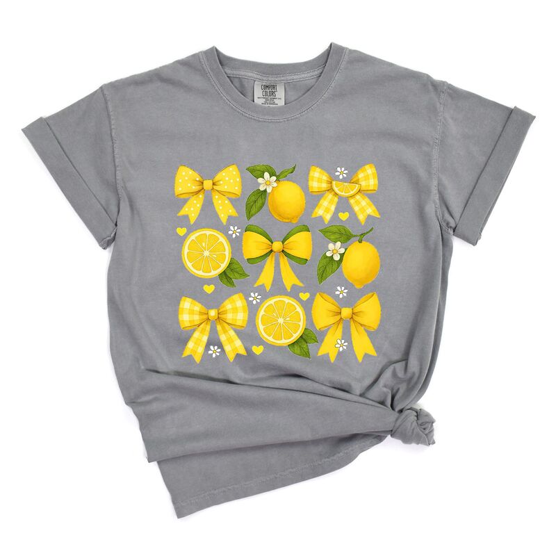 Simply Sage Market レディース トップス ティーシャツ グラフィック Simply Sage Market Coquette Lemons Pattern Bows - Women\u0027s Garment Dyed Graphic T-Shirt Grey 薄墨色 レディースファッション-Tシャツ・カットソー