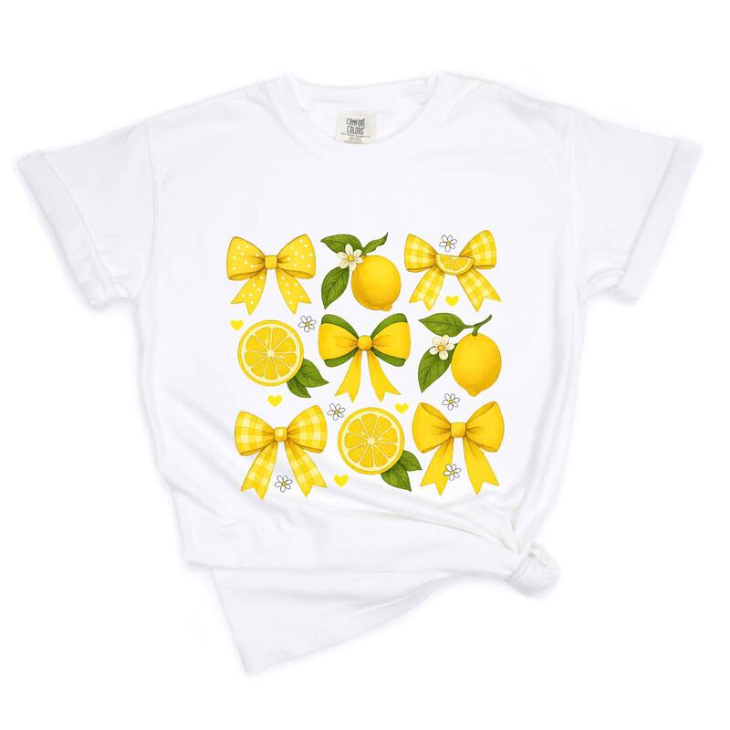Simply Sage Market レディース トップス ティーシャツ グラフィック Simply Sage Market Coquette Lemons Pattern Bows - Women\u0027s Garment Dyed Graphic T-Shirt White 白いこと レディースファッション-Tシャツ・カットソー-トップス