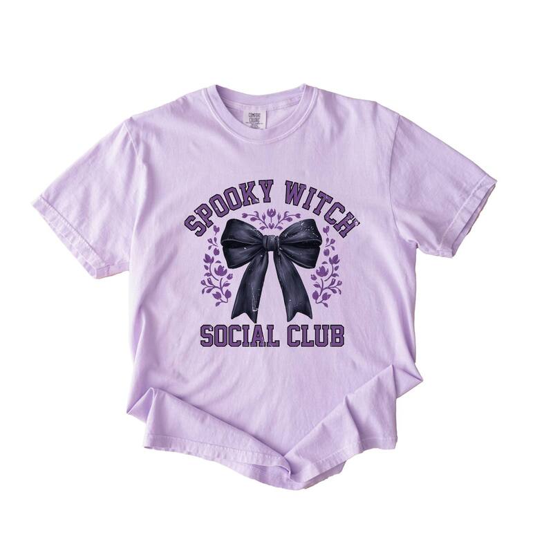 Simply Sage Market レディース トップス ティーシャツ グラフィック Simply Sage Market Coquette Spooky Witch Social Club - Women\u0027s Garment Dyed Graphic T-Shirt Orchid レディースファッション-Tシャツ・カットソー-トップス
