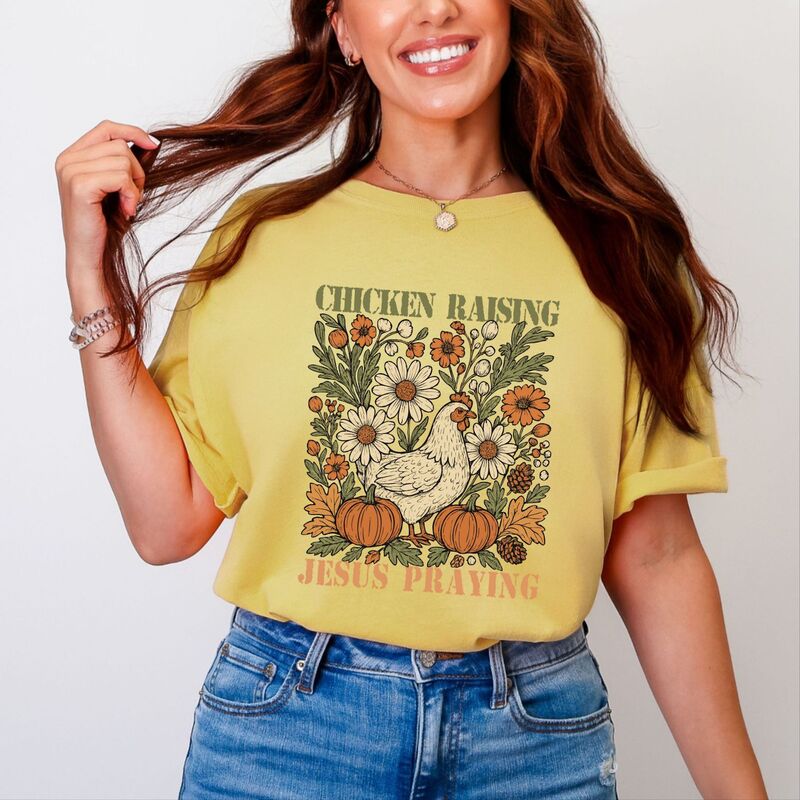 Simply Sage Market レディース トップス ティーシャツ グラフィック Simply Sage Market Chicken Raising Jesus Praying - Women\u0027s Garment Dyed Graphic T-Shirt Mustard 洋芥子 Tシャツ・カットソー-トップス-レディースファッション