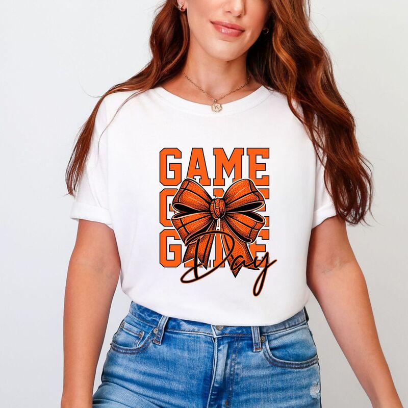 Simply Sage Market レディース トップス ティーシャツ グラフィック Simply Sage Market Coquette Basketball Bow Game Day Stacked - Women\u0027s Garment Dyed Graphic T-Shirt White 白いこと Tシャツ・カットソー-トップス