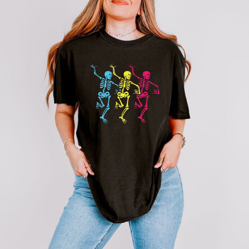 Simply Sage Market レディース トップス ティーシャツ グラフィック Simply Sage Markethree Skeletons Dancing Neon - Women\u0027s Garment Dyed Graphic T-Shirt Black 黒いこと トップス-レディースファッション