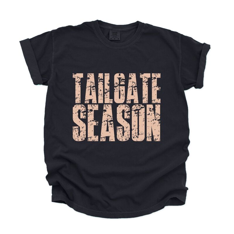 Simply Sage Market レディース トップス ティーシャツ グラフィック Simply Sage Marketailgate Season Block Distressed - Women\u0027s Garment Dyed Graphic T-Shirt Black 黒いこと レディースファッション-トップス