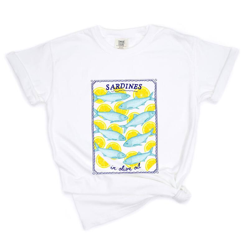 Simply Sage Market レディース トップス ティーシャツ グラフィック Simply Sage Market Sardines In Olive Oil - Women\u0027s Garment Dyed Graphic T-Shirt White 白いこと トップス-レディースファッション