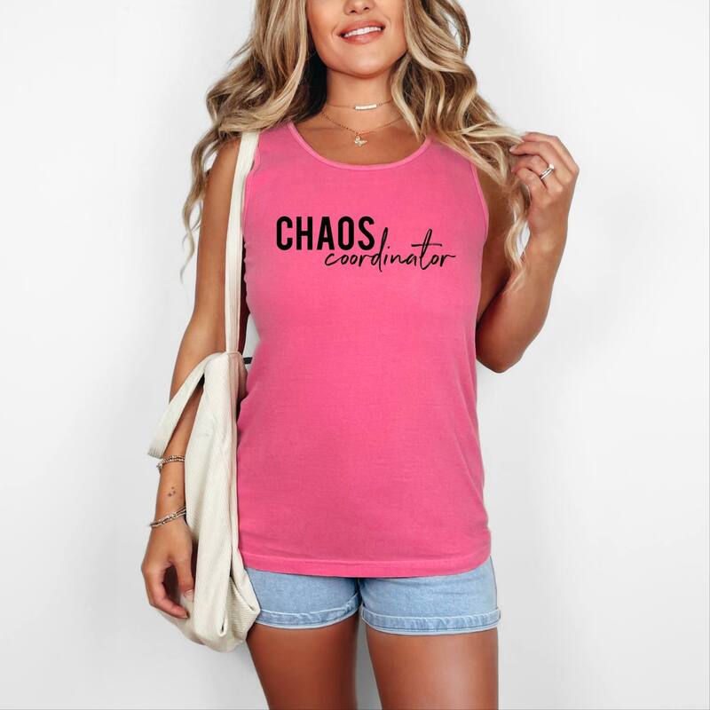 Simply Sage Market レディース トップス ティーシャツ グラフィック Simply Sage Market Chaos Coordinator - Women\u0027s Garment Dyed Graphic Tank Top Crunchberry Tシャツ・カットソー-レディースファッション