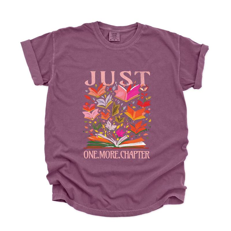 Simply Sage Market レディース トップス ティーシャツ グラフィック Simply Sage Market Just One More Chapter Books - Womens Garment Dyed Graphic T-Shirt Berry Tシャツ・カットソー-レディースファッション