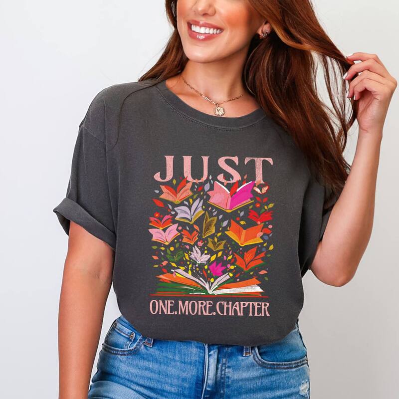 Simply Sage Market レディース トップス ティーシャツ グラフィック Simply Sage Market Just One More Chapter Books - Womens Garment Dyed Graphic T-Shirt Pepper Tシャツ・カットソー-トップス