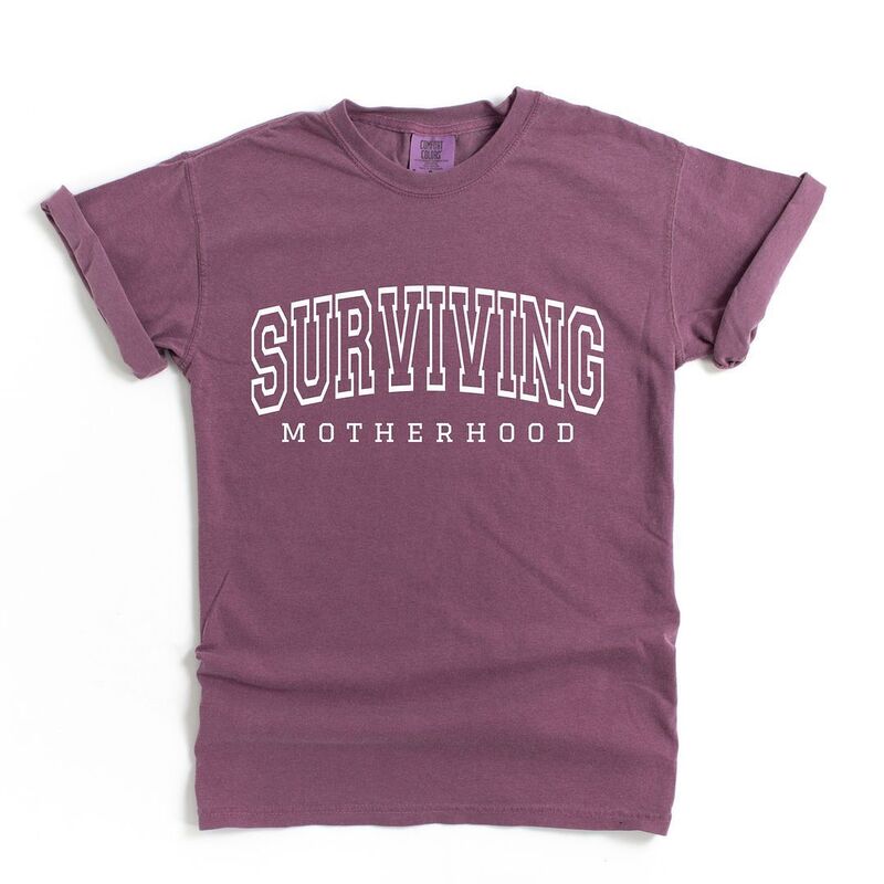 Simply Sage Market レディース トップス ティーシャツ Simply Sage Market Varsity Surviving Motherhood Garment Dyed Tee Berry サルヴィア Tシャツ・カットソー-トップス-レディースファッション
