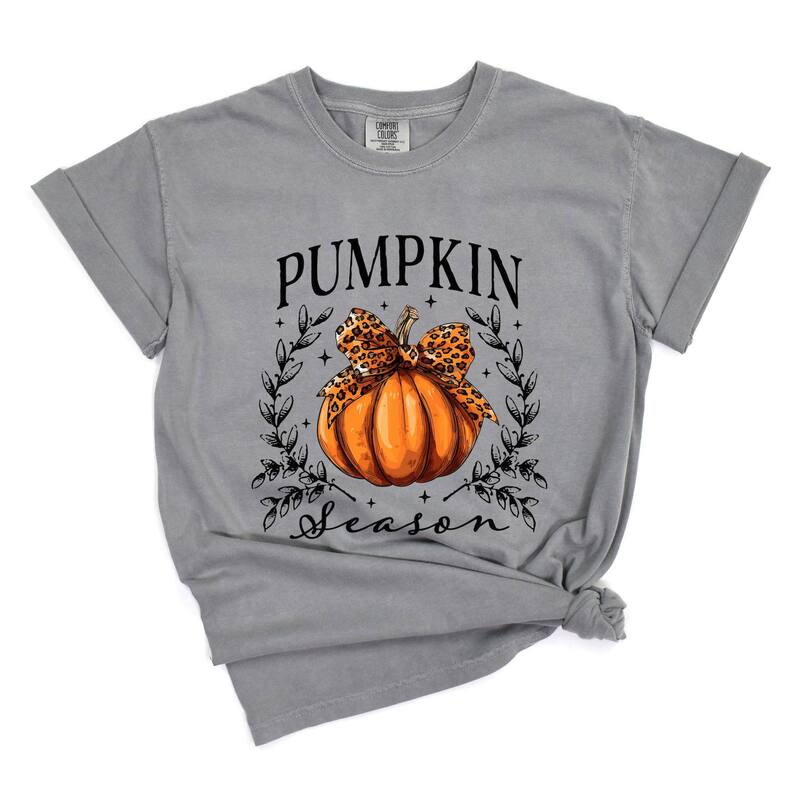 Simply Sage Market レディース トップス ティーシャツ グラフィック Simply Sage Market Pumpkin Season Leopard Bow - Women\u0027s Garment Dyed Graphic T-Shirt Grey 薄墨色 レディースファッション-トップス