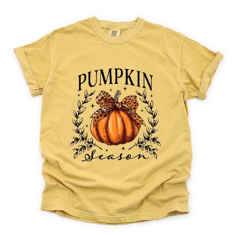 Simply Sage Market レディース トップス ティーシャツ グラフィック Simply Sage Market Pumpkin Season Leopard Bow - Women\u0027s Garment Dyed Graphic T-Shirt Mustard 洋芥子 トップス-レディースファッション-Tシャツ・カットソー