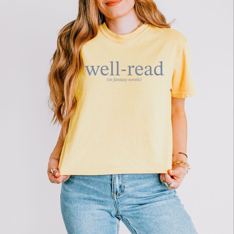 Simply Sage Market レディース トップス ティーシャツ グラフィック Simply Sage Market Well-Read In Fantasy Novels - Women\u0027s Boxy Crop Top Graphic T-Shirt Butter レディースファッション-トップス-Tシャツ・カットソー