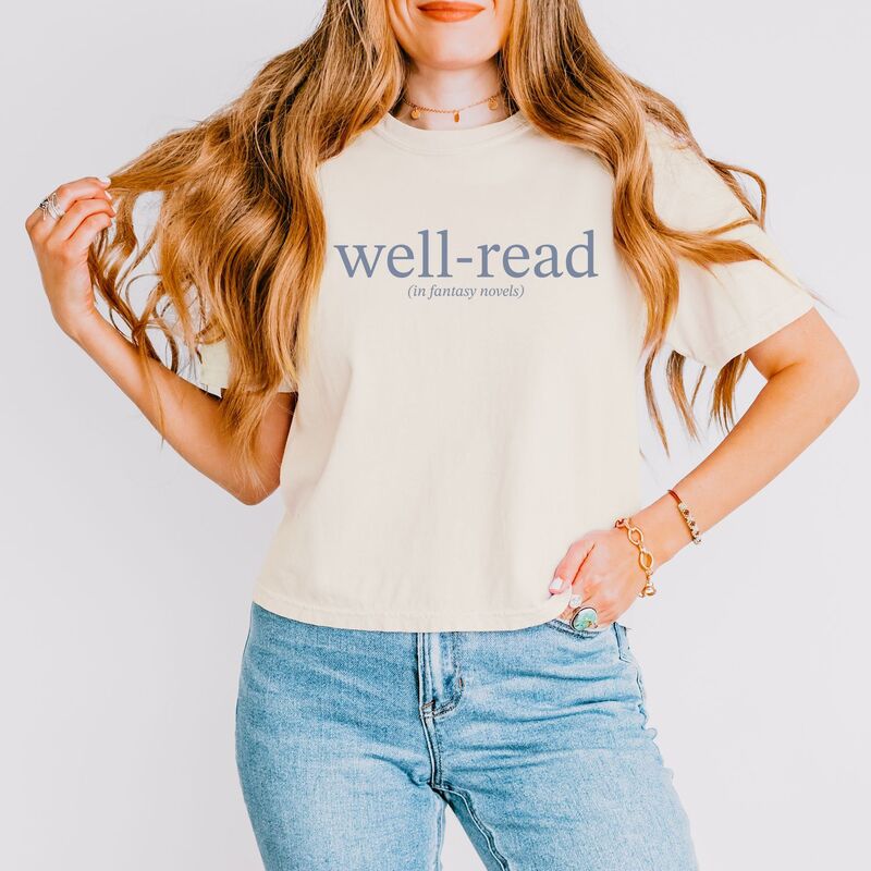 Simply Sage Market レディース トップス ティーシャツ グラフィック Simply Sage Market Well-Read In Fantasy Novels - Women\u0027s Boxy Crop Top Graphic T-Shirt Ivory 象牙色 トップス-レディースファッション-Tシャツ・カットソー