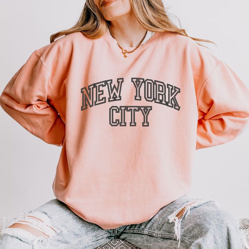 Simply Sage Market レディース トップス プルオーバー 汗水 刺しゅう Simply Sage Market Embroidered New York Varsity Lightweight Garment Dyed Sweatshirt Peachy サルヴィア