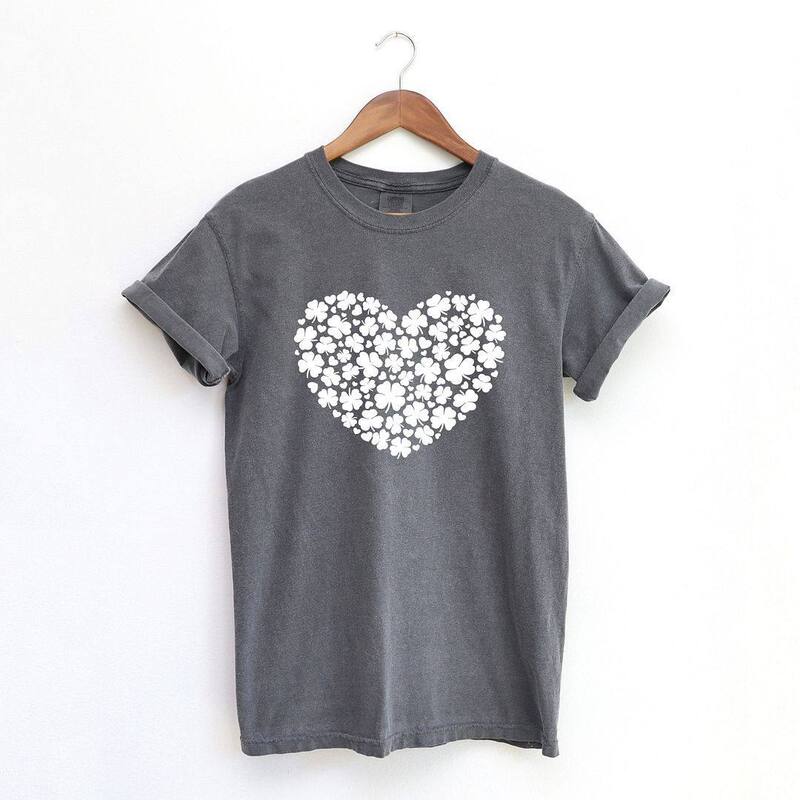 Simply Sage Market レディース トップス ティーシャツ Simply Sage Market Shamrock Heart Garment Dyed Tees Pepper トップス-Tシャツ・カットソー-レディースファッション