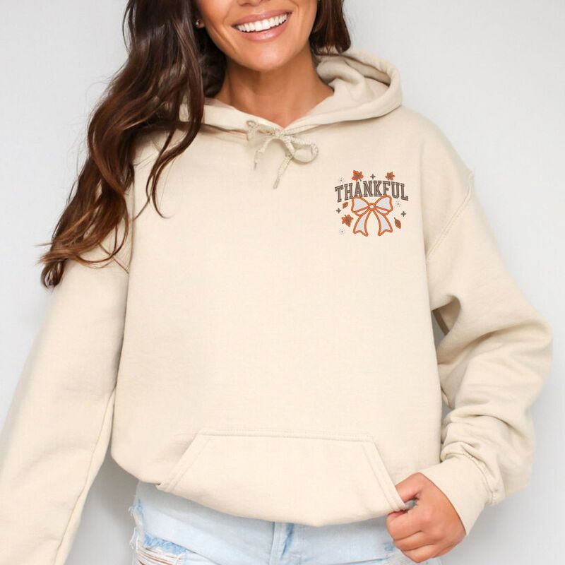 Simply Sage Market レディース トップス プルオーバー 刺しゅう パーカー グラフィック Simply Sage Market Embroidered Coquette Thankful - Women\u0027s Graphic Hoodie Dust