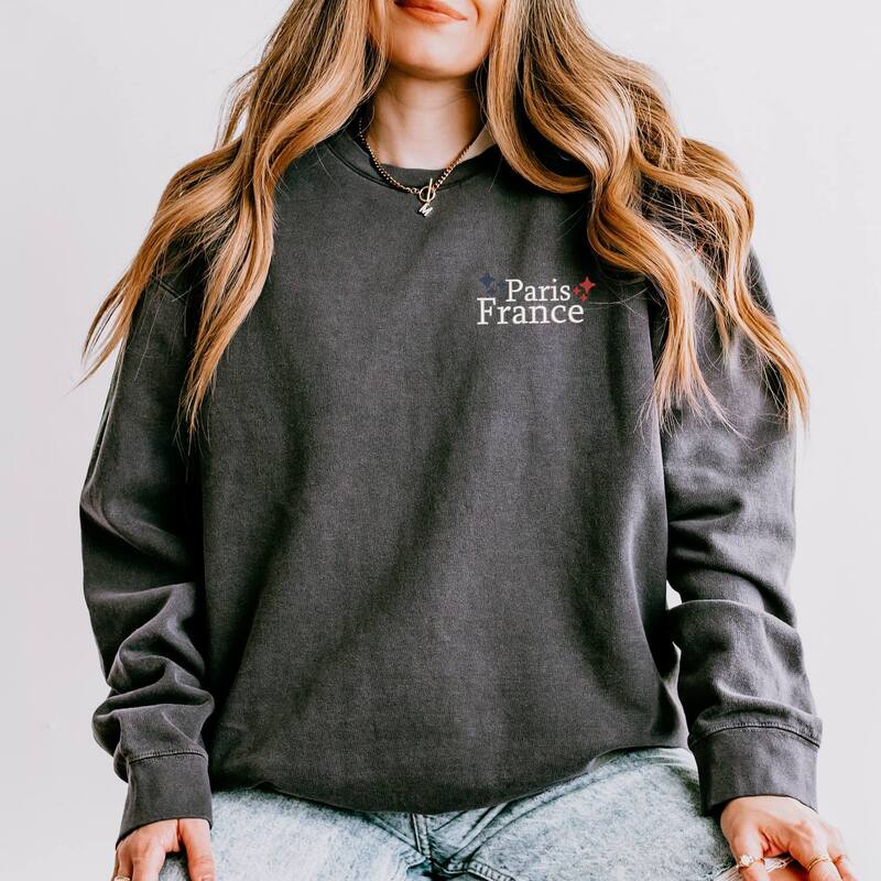 Simply Sage Market レディース トップス プルオーバー 汗水 刺しゅう Simply Sage Market Embroidered Paris France Stars Lightweight Garment Dyed Sweatshirt Pepper サルヴィア