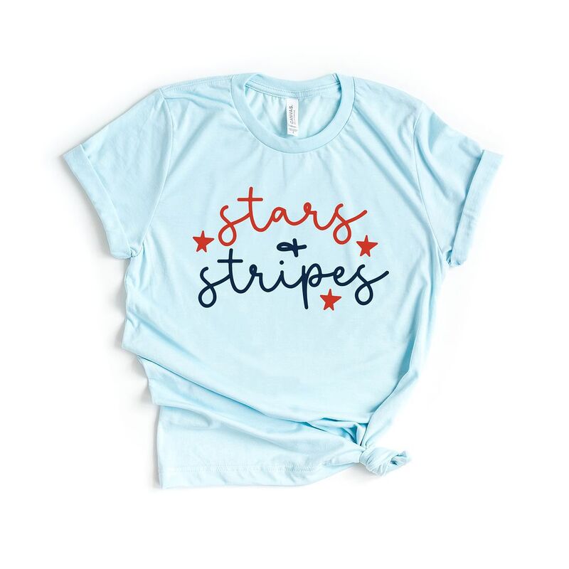 Simply Sage Market レディース トップス Tシャツ グラフィック Simply Sage Market Patriotic Stars And Stripes Cursive Short Sleeve Graphic Tee Ice Blue ブルー｜ReVida 店 8,266円