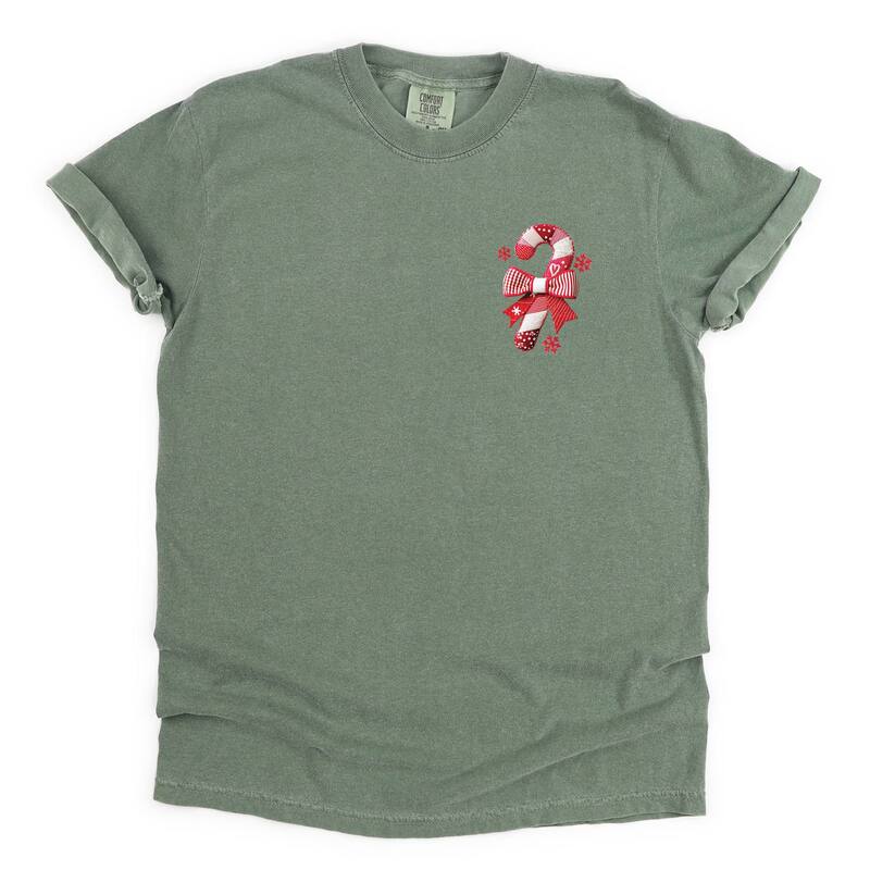 Simply Sage Market レディース トップス Tシャツ プリント パッチワーク グラフィック Simply Sage Market Candy Cane Bow Patchwork Print - Women's Garment Dyed Graphic T-Shirt Moss
