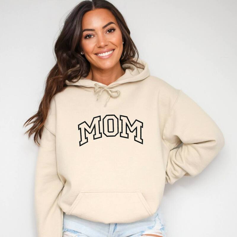Simply Sage Market レディース トップス プルオーバー 刺しゅう パーカー グラフィック Simply Sage Market Embroidered Mom Varsity Outline - Women\u0027s Graphic Hoodie Dust