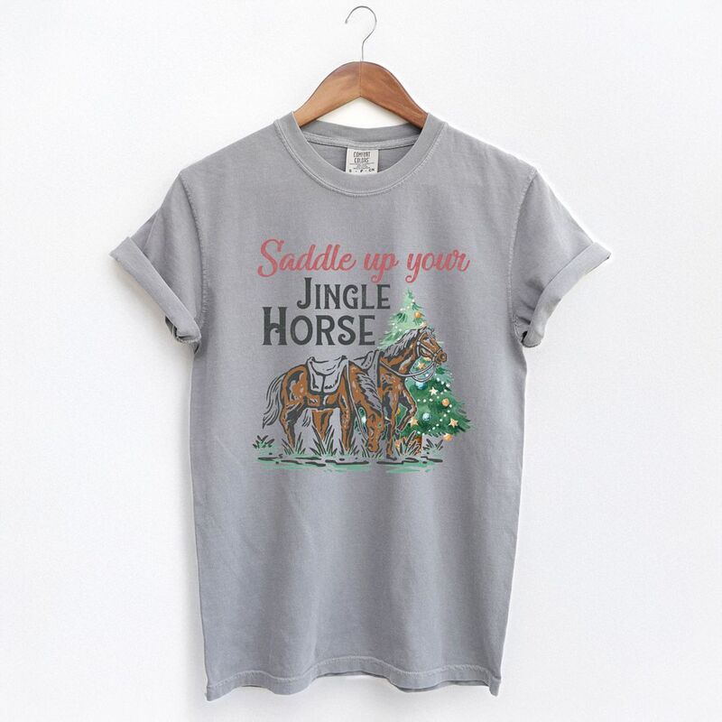 Simply Sage Market レディース トップス ティーシャツ Simply Sage Market Saddle Your Jingle Horse Garment Dyed Tees Grey 薄墨色 Tシャツ・カットソー-トップス