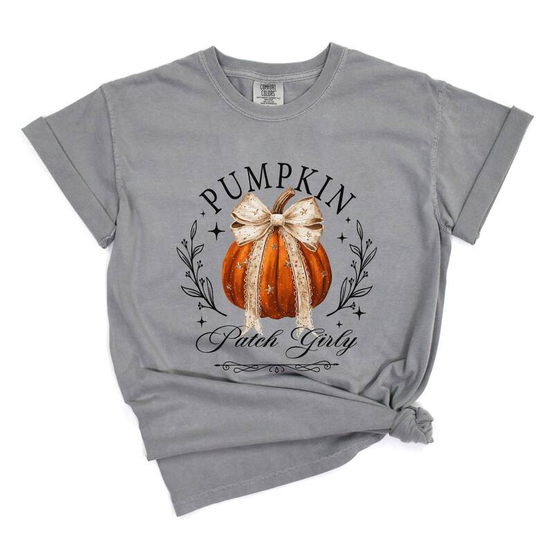 Simply Sage Market レディース トップス ティーシャツ グラフィック Simply Sage Market Coquette Pumpkin Patch Girly - Women\u0027s Garment Dyed Graphic T-Shirt Grey 薄墨色 トップス-レディースファッション-Tシャツ・カットソー