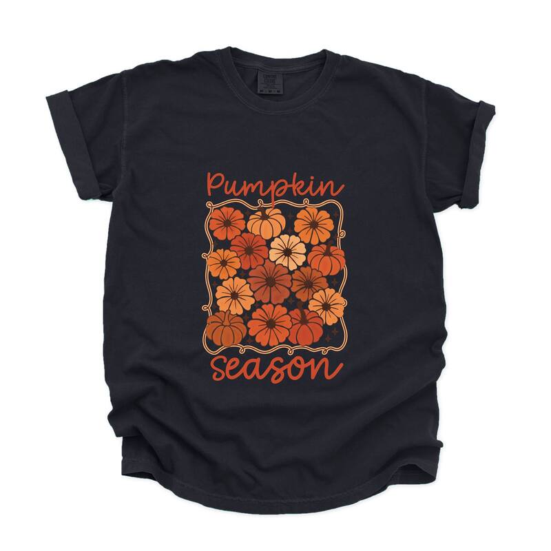 Simply Sage Market レディース トップス ティーシャツ お花柄 お花 グラフィック Simply Sage Market Pumpkin Season Floral - Women\u0027s Garment Dyed Graphic T-Shirt Black 黒いこと Tシャツ・カットソー-トップス