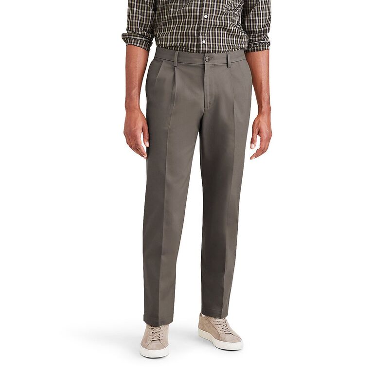 ドッカーズ メンズ ボトムス カジュアルパンツ プリーツ Men's Dockersignature Iron Free Stain Defender Classic-Fit Khaki Pleated Pants Dark Pebble カーキ