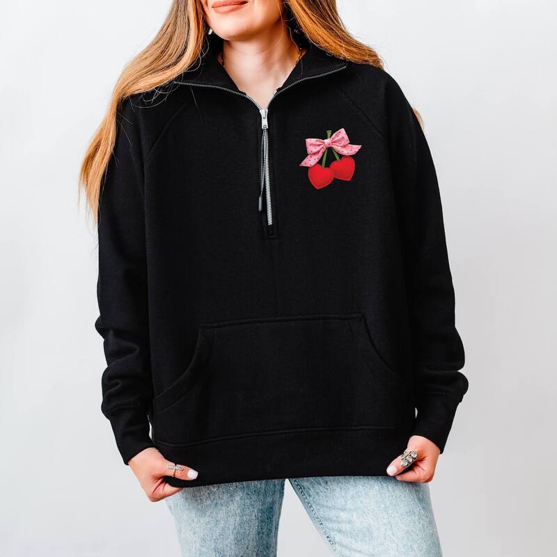 Simply Sage Market レディース トップス プルオーバー ハーフジップリント パッチワーク 流汗 フリース グラフィック Simply Sage Market Cherry Hearts Pink Bow Patchwork Print - Women\u0027s Quarter Zip Fleece Graphic Sweatshirt Black 黒いこと
