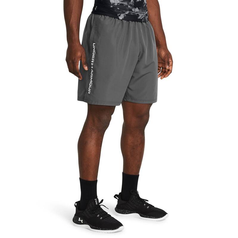 アンダーアーマー メンズ ボトムス 二分の一ズボン下・さる股引き 遊撃手ズボン下 Men\u0027s Under Armour 8.25-インチ. Woven Wordmark Shorts Castlerock ズボン・パンツ-メンズファッション