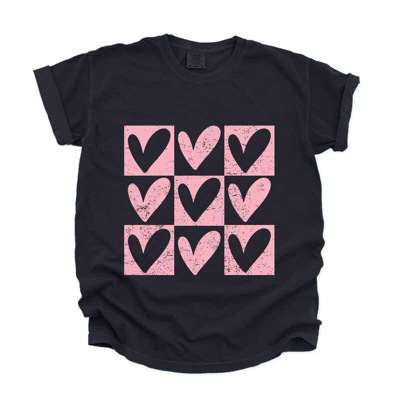 Simply Sage Market レディース トップス ティーシャツ グラフィック Simply Sage Market Pink Heart Checkered Chart - Women\u0027s Garment Dyed Graphic T-Shirt Black 黒いこと レディースファッション-トップス-Tシャツ・カットソー