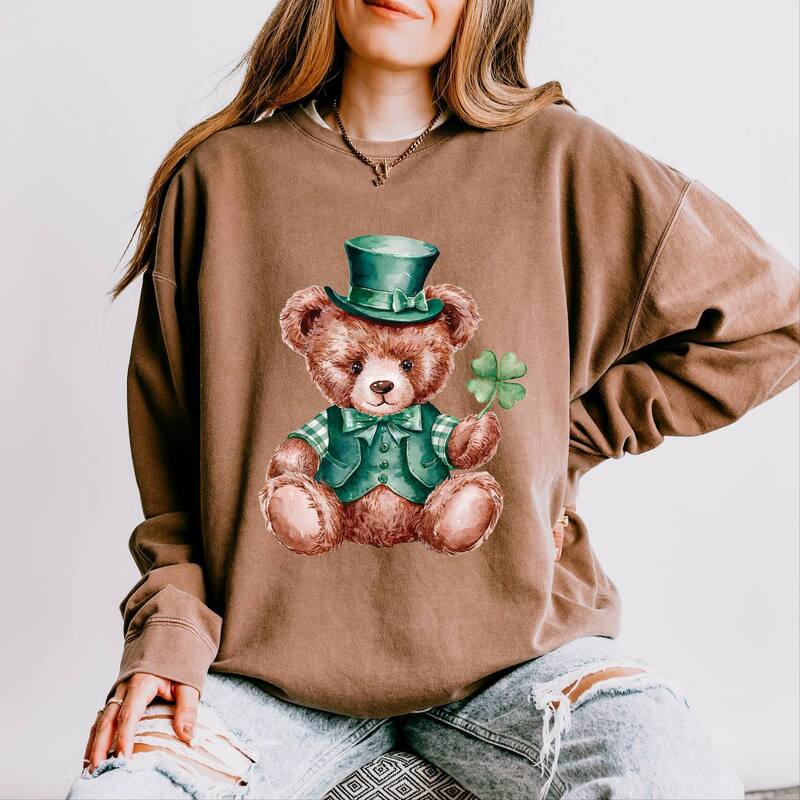 Simply Sage Market レディース アウター パーカー・スウェット プルオーバー Simply Sage Market St. Patrick\u0027s Bear Clover - Women\u0027s Lightweight Garment Dyed Sweatshirt Espresso レディースファッション-トップス