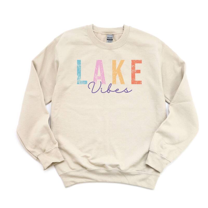 Simply Sage Market レディース アウター パーカー・スウェット シャツ Simply Sage Market Lake Vibes Cursive Sweatshirt Dust｜ReVida 店 8,495円