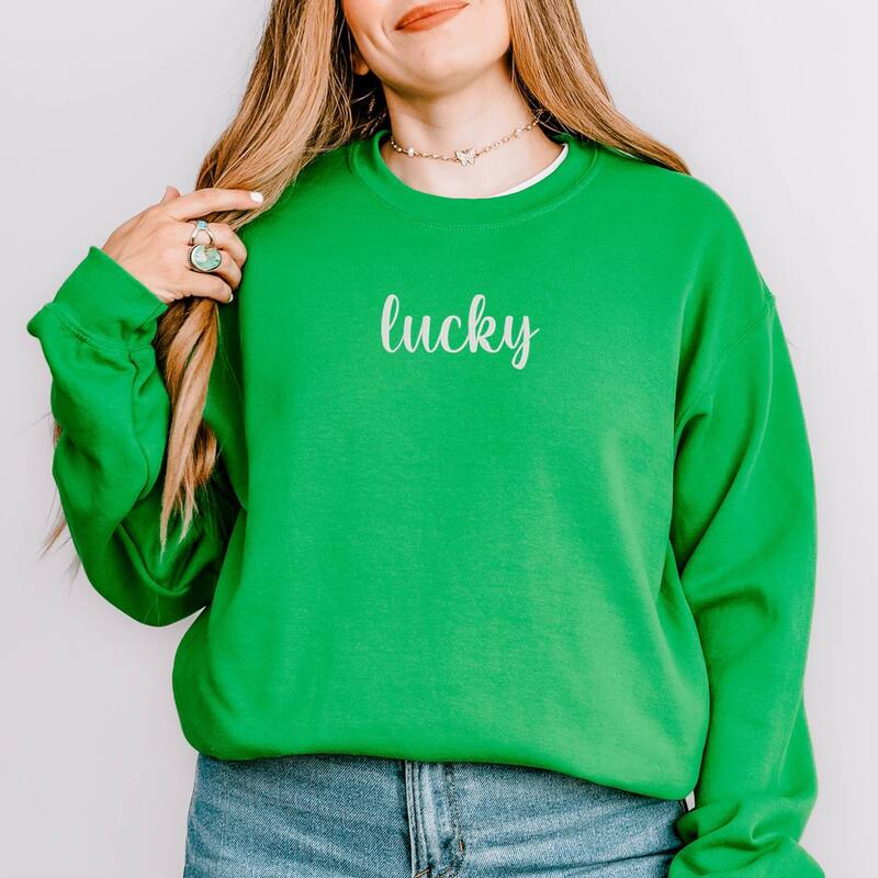 Simply Sage Market レディース トップス Tシャツ スウェット 刺繍 グラフィック Simply Sage Market Embroidered Lucky Cursive - Women's Graphic Sweatshirt Grass