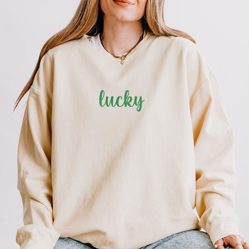 Simply Sage Market レディース トップス プルオーバー 流汗 刺しゅう Simply Sage Market Embroidered Lucky Cursive - Women\u0027s Lightweight Garment Dyed Sweatshirt Ivory 象牙色