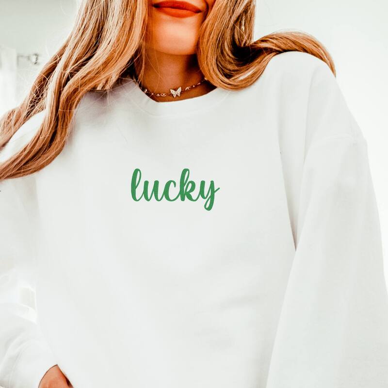 Simply Sage Market レディース トップス プルオーバー 汗水 刺しゅう Simply Sage Market Embroidered Lucky Cursive - Women\u0027s Lightweight Garment Dyed Sweatshirt White 白いこと