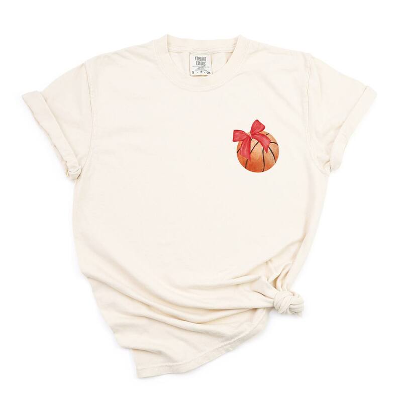 Simply Sage Market レディース トップス ティーシャツ グラフィック Simply Sage Market Watercolor Basketball Collage Coquette Front And Back Design - Women\u0027s Garment Dyed Graphic T-Shirt Ivory 象牙色 Tシャツ・カットソー-トップス