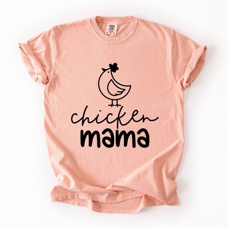 Simply Sage Market レディース トップス Tシャツ グラフィック Simply Sage Market Chicken Mama - Women's Garment Dyed Graphic T-Shirt Peachy|ReVida 店